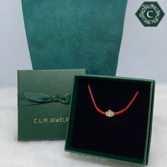 Vòng Tay Chỉ Đỏ Charm Hình Trụ Cẩm Thạch MS699