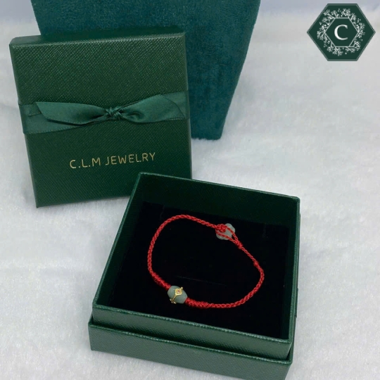 Vòng Tay Chỉ Đỏ Charm Hình Trụ Cẩm Thạch MS699